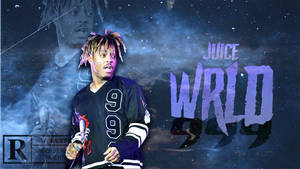 Juice WRLD 身穿黑色球衣，手持麥克風，背景是星空宇宙。