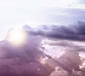 陽光穿過紫色雲層，在寧靜的天空中。 — 唯美雲朵動態 壁紙