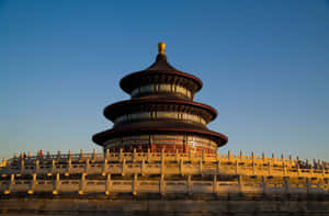 天壇在清澈的藍天下沐浴在金色的夕陽光中。 — 中國 壁紙