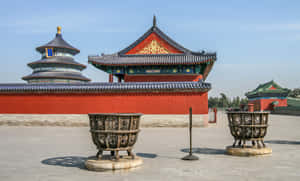 紅牆中式寺廟建築群，華麗屋頂和儀式用香爐。 — 廟宇 壁紙