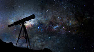 三腳架上的望遠鏡在星空夜空中呈現剪影，伴有色彩繽紛的星雲。