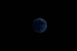 一輪藍色的月亮獨自在黑暗的夜空中閃耀。