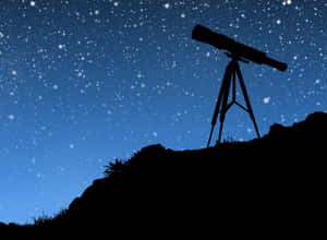 星空下，山頂三腳架上的望遠鏡 — 月色夜空 壁紙