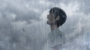 動畫男孩在大雨中微笑，濕髮和灰色暴風雨天空背景。 — 雨 壁紙
