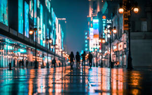 人們在夜晚走在濕漉漉的城市街道上，頭頂是發光的霓虹燈。 — 唐人街 GIF 壁紙