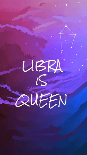 天體藝術作品，在紫藍色漸變天空中帶有「UBRA IS QUEEN」文字和星座。