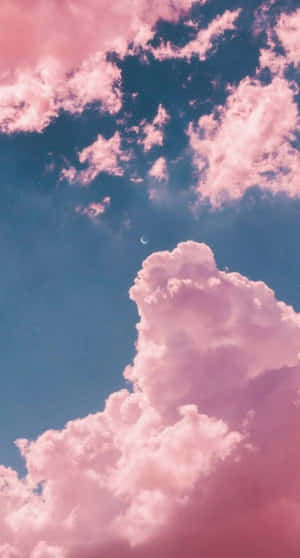 天空中的粉紅雲朵與月亮 — 美學粉紅 壁紙