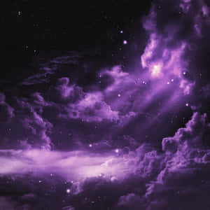 天空中的紫色雲朵與星星