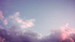 粉彩粉紅和紫色的雲朵在平靜的暮色天空中飄動。