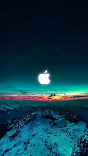 暮色中積雪覆蓋的山脈上空發光的Apple標誌與極光色彩。