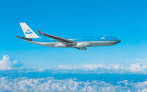 KLM飛機在清澈藍天的雲層上方飛行