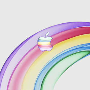 一道彩虹，其弧線內有一個色彩繽紛的Apple標誌，背景明亮。
