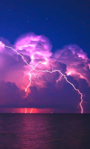 紫色閃電照亮了星夜下夜晚的暴風雨海洋。 — 淺紫色動態圖片 壁紙