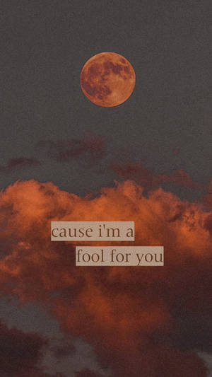 雲層之上的紅色月亮，附有文字 cause i'm a fool for you。