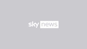 灰色背景上的白色Sky News標誌