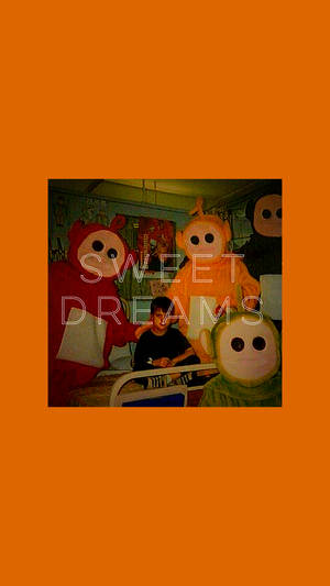 被天線得得B服裝包圍的人，帶有'Sweet Dreams'文字。