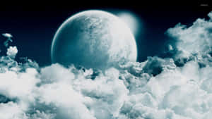 在黑暗的夜空中，一輪大月亮在厚厚的雲層上方發光。