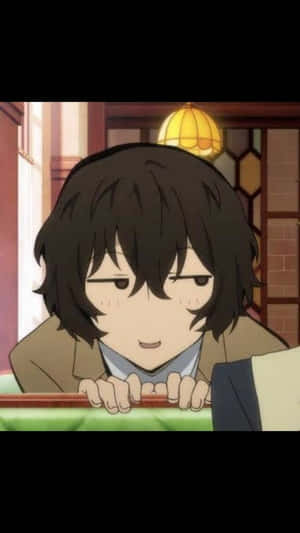 黑髮動漫男孩在舒適的房間裡帶著得意的笑容靠在桌子上。