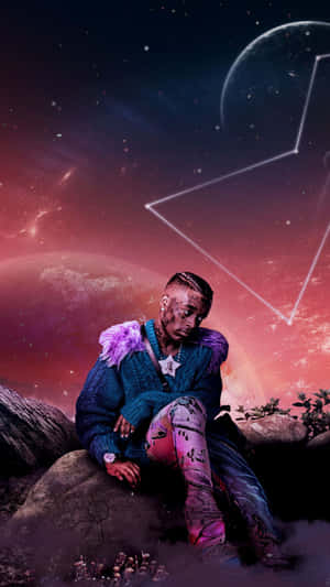 擁有紫色羽毛肩膀的男人坐在宇宙景觀中的岩石上，有發光的行星。