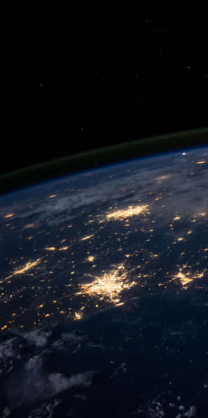 從太空看地球夜景，顯示城市燈光和星空