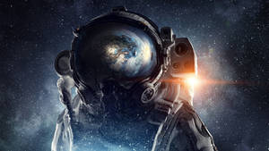 穿著太空衣的太空人看著頭盔中反射的地球，伴有太陽耀斑。