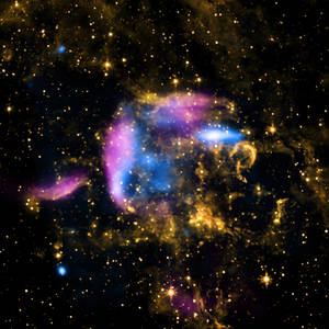 在無數恆星中閃耀的充滿活力的紫色、藍色和金色星雲。 — 太空 壁紙