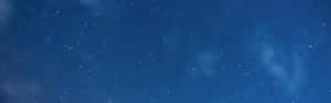 繁星點點的夜空，柔雲飄過深藍蒼穹。 — 太空 壁紙
