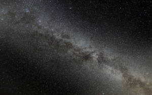 銀河系在黑暗夜空中閃爍著星光。
