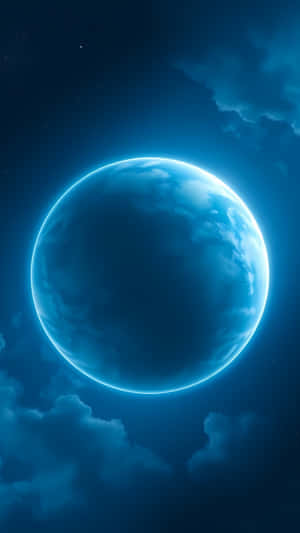 一顆發光的藍色行星帶有雲層，在繁星點點的夜空中被烏雲環繞