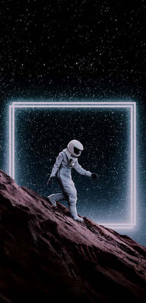 太空人在星空下的岩石行星上接近發光的傳送門。
