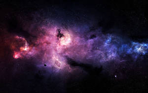 充滿活力的宇宙星雲，帶有粉紅色、紫色和藍色氣體，太空中有一顆小行星。 — 太空 壁紙