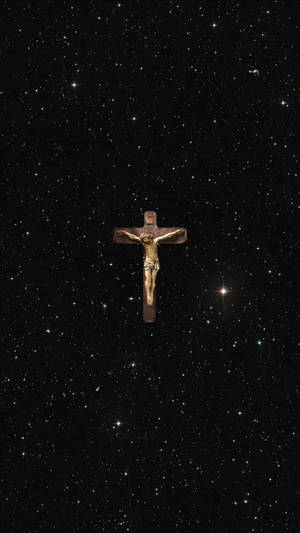 金色十字架懸浮在滿天星斗的夜空中。