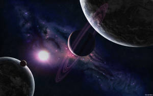 帶環的行星在色彩繽紛的星雲中圍繞一顆明亮的恆星運行。