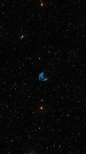 深空中被無數恆星環繞的藍色星雲。 — 星星 壁紙