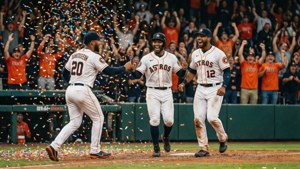 棒球選手在球場上彩紙飄落中慶祝勝利。 — 侯斯頓太空人 壁紙
