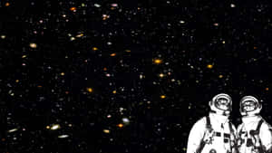 兩名身穿太空衣的太空人觀看遙遠的星系和星星。 — 太空人 壁紙