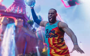 LeBron James身穿Tune Squad球衣，在霓虹巴黎手持發光籃球慶祝。
