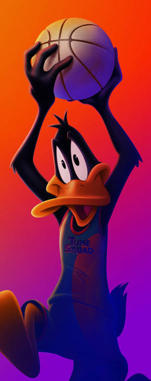 身穿 Tune Squad 球衣的 Daffy Duck 準備在色彩繽紛的漸變背景前投籃。