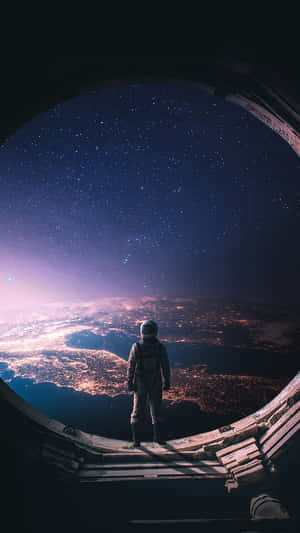 太空人從太空船窗戶望向發光行星上方的星空夜空。 — 太空人 壁紙