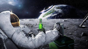 太空人在月球上喝啤酒，地球在背景中