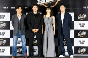 四位演員在韓國電影首映禮上，站在格子促銷背景前。 — 東京喰種角色 壁紙