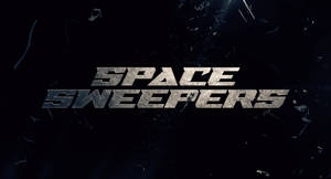 未來感 space sweepers 標題以金屬字體呈現，搭配黑暗宇宙中的漂浮碎片。 — Cia標誌 壁紙