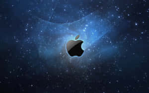 Apple標誌居中於帶有藍色星雲漩渦的星空宇宙背景中。