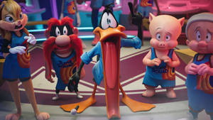 Looney Tunes 角色身穿籃球服站在球場上。