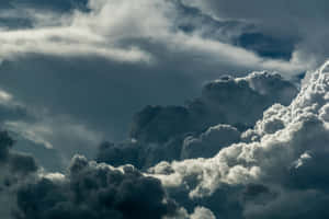 戲劇性的深色和白色風暴雲在陰鬱的天空中旋轉。