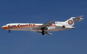 Sun Country 飛機放下起落架在藍天中飛行