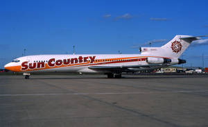 Sun Country Airlines 飛機在藍天下停在機場停機坪
