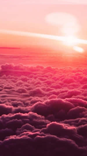 日落時粉紅色和橙色雲朵的空中景觀 — 天空美學 壁紙
