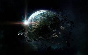 一顆破裂的行星帶有發光的藍色裂紋，漂浮在太空中，周圍是小行星和燦爛的星爆。