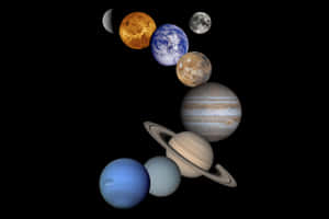 在黑色背景上，行星和衛星在太空中以對角線排列。